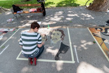 Zagreb, Hırvatistan - 26 Mayıs 2016: 20. Cest, Zrinjevac Park 'ta düzenlenen Uluslararası En İyi Sokak Festivali, tebeşirli Sanatçı