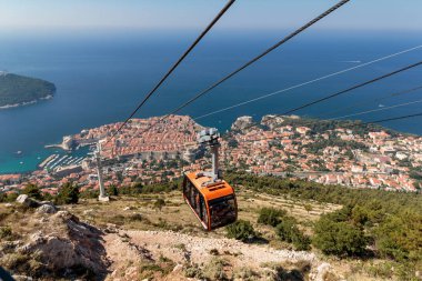 Dubrovnik Teleferik. Mount Srdj. Eski şehir sur ve arka planda Adriyatik denizinin tepesinden görünümü.