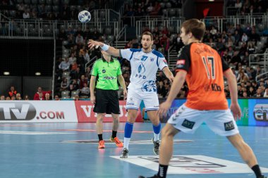Zagreb, Hırvatistan - 25 Şubat 2017: Ehf Şampiyonlar Ligi PD Zagreb Ifk Kristianstad 'a karşı. Stipe Mandaliniç (27) pas veriyor