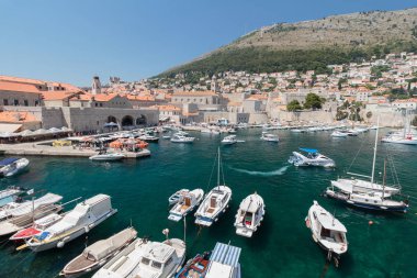Dubrovnik, Hırvatistan - 13 Temmuz 2016: Eski Dubrovnik por yaz sahnesi