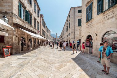 Dubrovnik, Hırvatistan - 13 Temmuz 2016: Dubrovnik, Hırvatistan'da yerli halk ve turistlerin bulunduğu ana caddenin (Stradun veya Placa) yaz sahnesi (New Star Wars çekim yeri)
