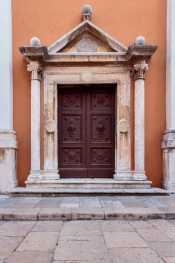 Zadar şehrinde eski kilise giriş kapısı, Hırvatistan