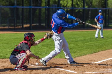 Zagreb, Hırvatistan - 20 Nisan 2019: Beyzbol maçı Zagreb ve Vindija Beyzbol Kulübü. Beyzbol sopası topa vurmak için bekliyor.