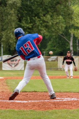 Zagreb, Hırvatistan - 30 Nisan 2016: Zagreb Beyzbol Kulübü ile Janossomorja Rascals arasında oynanan beyzbol maçı. Beyzbol vurucusu topa vurmak üzere.. 