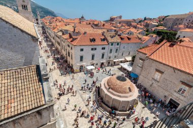 Dubrovnik, Hırvatistan - 13 Temmuz 2016: Ana cadde Stradun, Dubrovnik şehrindeki St. Saviour kilisesi ve Big Onofrio çeşmesi yakınlarında turistlerle dolu