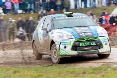Sveta Nedelja, Hırvatistan - 27 Kasım 2016. 7. Ralli Gösterisi Santa Domenica. Szabolcs Borbas ve Krisztian Holecz Pro Sport Citroen Ds3 R3t lastiklerden çamur püskürtme.