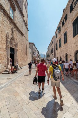 Dubrovnik, Hırvatistan - 13 Temmuz 2016: Dubrovnik, Hırvatistan'da yerli halk ve turistlerin bulunduğu ana caddenin (Stradun veya Placa) yaz sahnesi (New Star Wars çekim yeri)