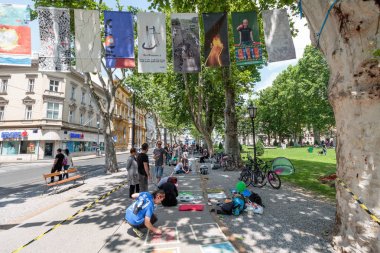 Zagreb, Hırvatistan - 26 Mayıs 2016: 20. Cest, Zrinjevac Park 'taki en iyi uluslararası sokak festivali ve sanatçılar tebeşirle resim çiziyor