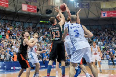 Zagreb, Hırvatistan - 01 Haziran 2017: Hırvatistan Basketbol Şampiyonası finalleri Cibona Zagreb - Cedevita. Joksimoviç Nebojsa (33) potaya ateş ediyor