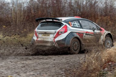 Sveta Nedelja, Hırvatistan - 27 Kasım 2016. 7. Ralli Gösterisi Santa Domenica. Beppo Harrach ve Dominik Jahn Ford Fiesta R5 No Limit derin çamur geçiyor