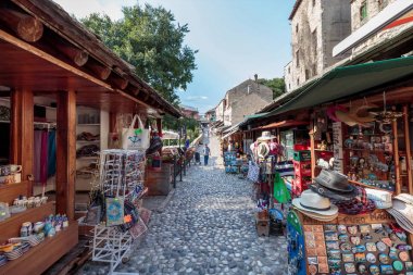 Mostar, Bosna-Hersek - 11 Temmuz 2016: Şehrin eski kesiminde Bazzar. Mostar'da Eski Köprü yakınlarındaki Kujundziluk caddesi