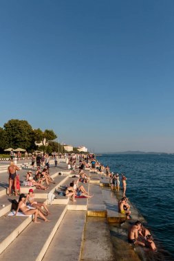 Zadar, Hırvatistan - 10 Temmuz 2016: Zadar famoust Sea Organs 'ta insanlar dinleniyor ve yüzüyorlar. Deniz orgu 2006 yılında Kentsel Kamu Alanı dalında Avrupa Ödülü kazandı. Boşluğu kopyala