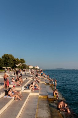 Zadar, Hırvatistan - 10 Temmuz 2016: Zadar famoust Sea Organs 'ta insanlar dinleniyor ve yüzüyorlar. Deniz orgu 2006 yılında Kentsel Kamu Alanı dalında Avrupa Ödülü kazandı. Boşluğu kopyala