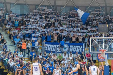Zagreb, Hırvatistan - 01 Haziran 2017: Hırvatistan Basketbol Şampiyonası finalleri Cibona Zagreb - Cedevita. Cibona taraftarları