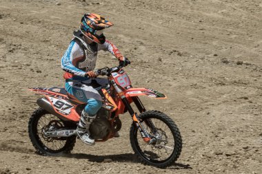Zagreb, Hırvatistan - 02 Temmuz 2017: Hırvat Motocross şampiyonası. Ktm motosiklet yarışçısı off-road pistinde