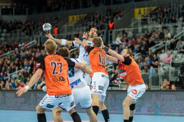 Zagreb, Hırvatistan - 25 Şubat 2017: Ehf Şampiyonlar Ligi PD Zagreb Ifk Kristianstad 'a karşı. Josip Valciç (22) topu atıyor