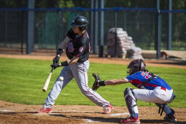 Zagreb, Hırvatistan - 20 Nisan 2019: Beyzbol maçı Zagreb ve Vindija Beyzbol Kulübü. Beyzbol vurucusu topu kaçırdı.
