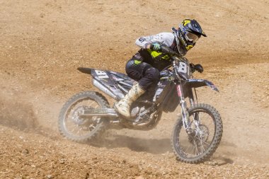 Zagreb, Hırvatistan - 02 Temmuz 2017: Hırvat Motocross şampiyonası. Off-road pistinde motokros yarışçısı