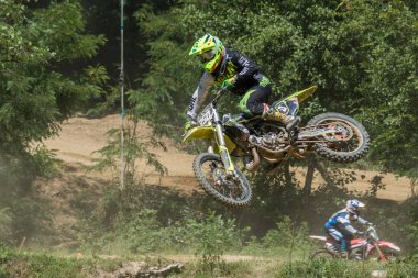 Zagreb, Hırvatistan - 02 Temmuz 2017: Hırvat Motocross şampiyonası. Motokros yarışçısı havada zıplıyor.