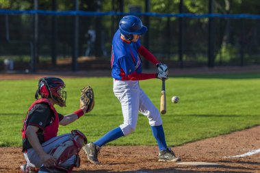 Zagreb, Hırvatistan - 20 Nisan 2019: Beyzbol maçı Zagreb ve Vindija Beyzbol Kulübü. Beyzbol sopası topa vurmak için bekliyor.