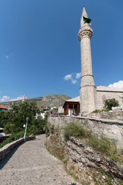 Mostar, Bosna-Hersek - 11 Temmuz 2016: Bosna-Hersek Mostar'daki Eski Köprü'ye giden cami ve yol