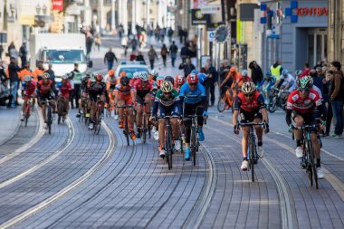 Zagreb, Hırvatistan - 23 Nisan 2017: Hırvatistan Bisiklet Yarışı 2017. Zagreb 'in son aşamasını bisikletçiler sürüyor
