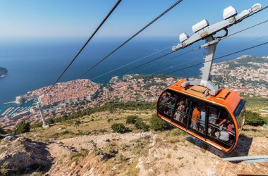 Dubrovnik Teleferik. Mount Srdj. Eski şehir sur ve arka planda Adriyatik denizinin tepesinden görünümü.