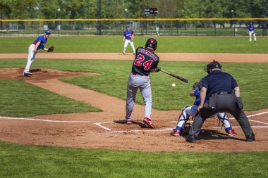 Zagreb, Hırvatistan - 20 Nisan 2019: Beyzbol maçı Zagreb ve Vindija Beyzbol Kulübü. Beyzbol sopası topa vurmak için bekliyor.