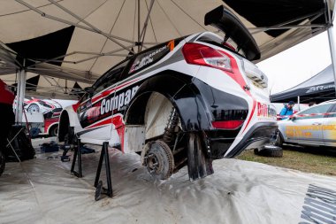 Sveta Nedelja, Hırvatistan - 27 Kasım 2016. 7. Ralli Gösterisi Santa Domenica. Beppo Harrach Ford Fiesta R5 tekerlekleri ile. 