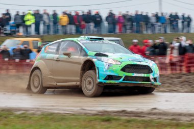 Sveta Nedelja, Hırvatistan - 27 Kasım 2016. 7. Ralli Gösterisi Santa Domenica. Antal Kovacs ve Gergo Istovics Ford Fiesta R5 çakıl hızlı sürüş