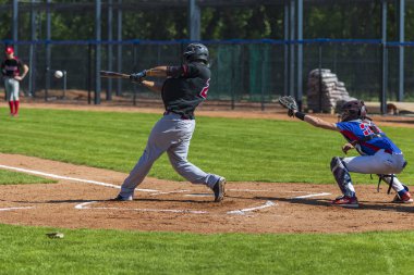 Zagreb, Hırvatistan - 20 Nisan 2019: Beyzbol maçı Zagreb ve Vindija Beyzbol Kulübü. Beyzbol sopası topa vurmak için bekliyor.