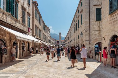 Dubrovnik, Hırvatistan - 13 Temmuz 2016: Dubrovnik, Hırvatistan'da yerli halk ve turistlerin bulunduğu ana caddenin (Stradun veya Placa) yaz sahnesi (New Star Wars çekim yeri)