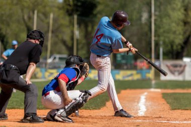 Zagreb, Hırvatistan - 01 Nisan 2017: Beyzbol maçı, Beyzbol Kulübü Zagreb - Basebal Club Nada Split maçı. Beyzbol vurucusu topa vurur, beyzbol sopasında top.
