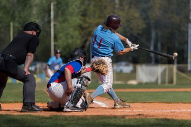 Beyzbol meyilli topa vurur, top beyzbol sopası dokunmadan