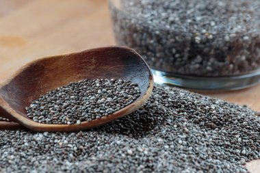 Chia tohumları superfood onları kepçe ile