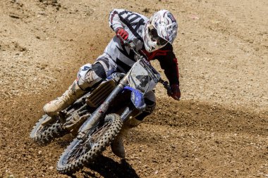 Zagreb, Hırvatistan - 02 Temmuz 2017: Hırvat Motocross şampiyonası. Off-road pistinde motokros yarışçısı