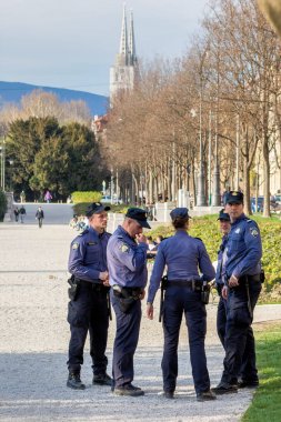 Zagreb, Hırvatistan - 23 Mart 2017: Hırvat polis memurları Kral Tomislav parkında 