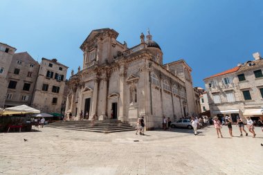 Dubrovnik, Hırvatistan - 13 Temmuz 2016: Dubrovnik'teki Varsayım Katedrali'nin yaz sahnesi, Hırvatistan