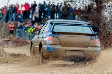 Sveta Nedelja, Hırvatistan - 27 Kasım 2016. 7. Ralli Gösterisi Santa Domenica. Loncaric onun Subaru Wrx Sti bir dönüş geçiyor ve çamur püskürtme