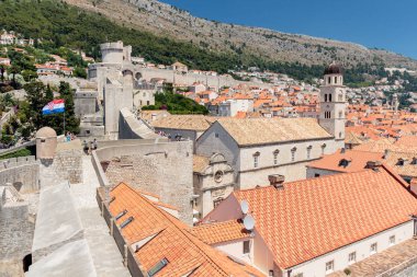 Dubrovnik, Hırvatistan - 13 Temmuz 2016: Duvrovnik Eski Kent'in in yaz sahnesi tou duvarından görüldü