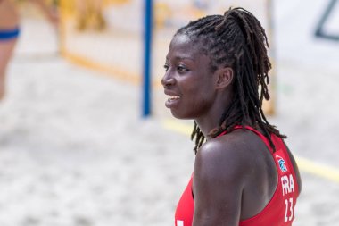 Zagreb, Hırvatistan - 24 Haziran 2017: Beach Hentbol Euro Hırvatistan 2017 Fransa ve İspanya. Fransız kaleci Attingre Armelle (23))