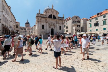 Dubrovnik, Hırvatistan - 13 Temmuz 2016: Arka planda ana caddenin (Stradun veya Placa), Dubrovnik katedrali ve St. Blaise kilisesinin yaz sahnesi