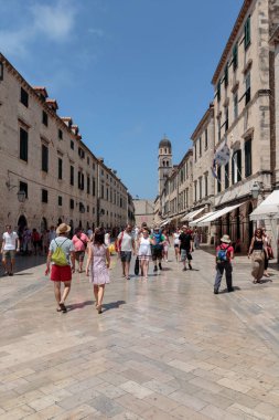 Dubrovnik, Hırvatistan - 13 Temmuz 2016: Dubrovnik, Hırvatistan'da yerli halk ve turistlerin bulunduğu ana caddenin (Stradun veya Placa) yaz sahnesi (New Star Wars çekim yeri)
