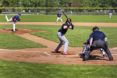 Zagreb, Hırvatistan - 20 Nisan 2019: Beyzbol maçı Zagreb ve Vindija Beyzbol Kulübü. Beyzbol sopası topa vurmak için bekliyor.