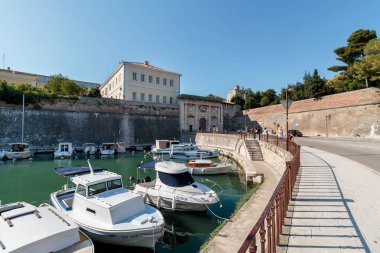 Zadar, Hırvatistan - 10 Temmuz 2016: Zadar 'daki Fosa küçük limanı ve geçmişin kalıntıları: duvarlar, kuleler, heybetli kapılar. Kulelerin arasında Kaptan ve Kara Kapısı var. Son Rönesans 'ın bir başyapıtı..