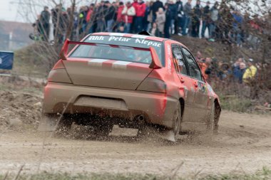 Sveta Nedelja, Hırvatistan - 27 Kasım 2016. 7. Ralli Gösterisi Santa Domenica. Tomislav Muhvic ve Hrvoje Sepic Mitsubishi Lancer Evo Ix No Limit bir dönüş geçiyor ve püskürtme mu