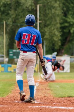 Zagreb, Hırvatistan - 30 Nisan 2016: Zagreb Beyzbol Kulübü ile Janossomorja Rascals arasında oynanan beyzbol maçı. Beyzbol oyuncusu sahada.