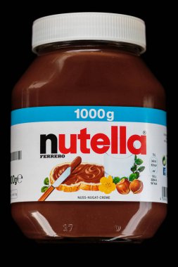 Zagreb, Hırvatistan - 04 Şubat 2017: Siyah arka planda Nutella kavanozu. Nutella, İtalyan Ferrero firması tarafından üretilen ve 1964 yılında tanıtılan bir tatlı fındıklı kakao markasıdır.