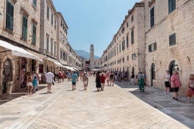 Dubrovnik, Hırvatistan - 13 Temmuz 2016: Dubrovnik, Hırvatistan'da yerli halk ve turistlerin bulunduğu ana caddenin (Stradun veya Placa) yaz sahnesi (New Star Wars çekim yeri)