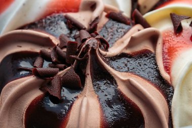 Çikolata, fındık, stracciatella ve vanilyalı buz crea